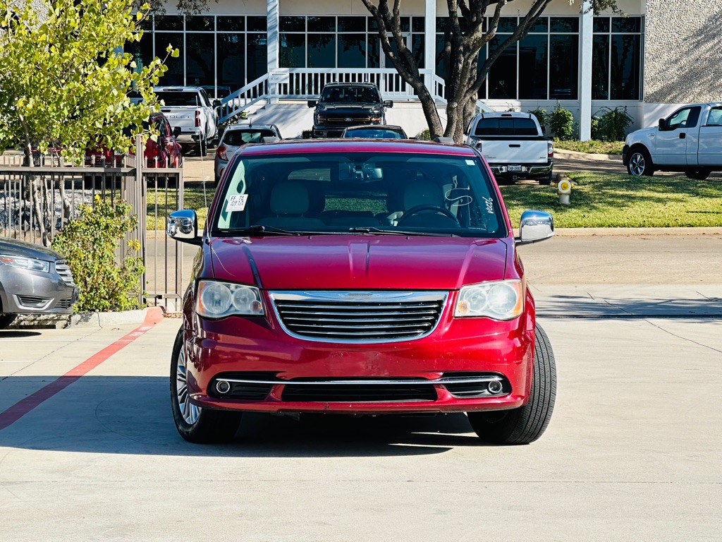 2013 Chrysler Town & Country Image 2