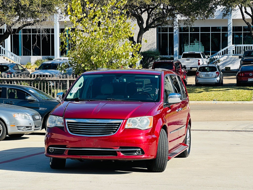 2013 Chrysler Town & Country Image 3
