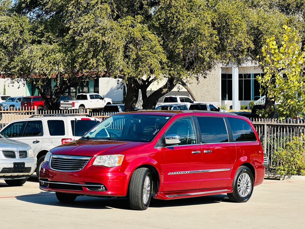2013 Chrysler Town & Country Image 4