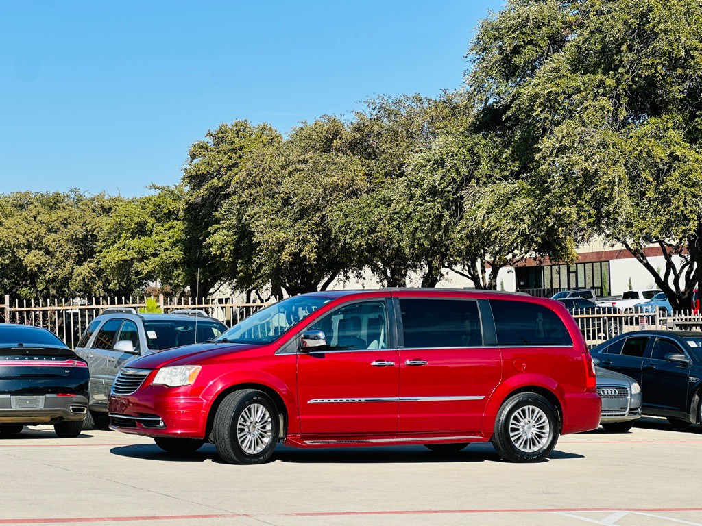 2013 Chrysler Town & Country Image 5