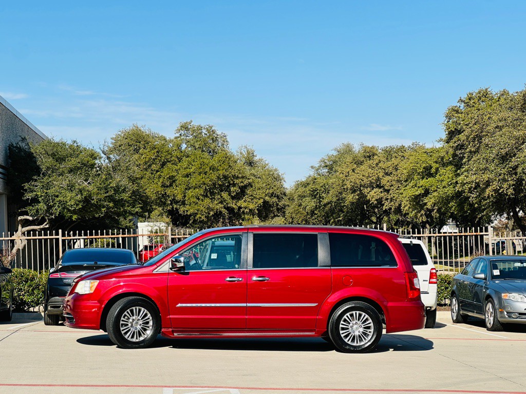 2013 Chrysler Town & Country Image 6