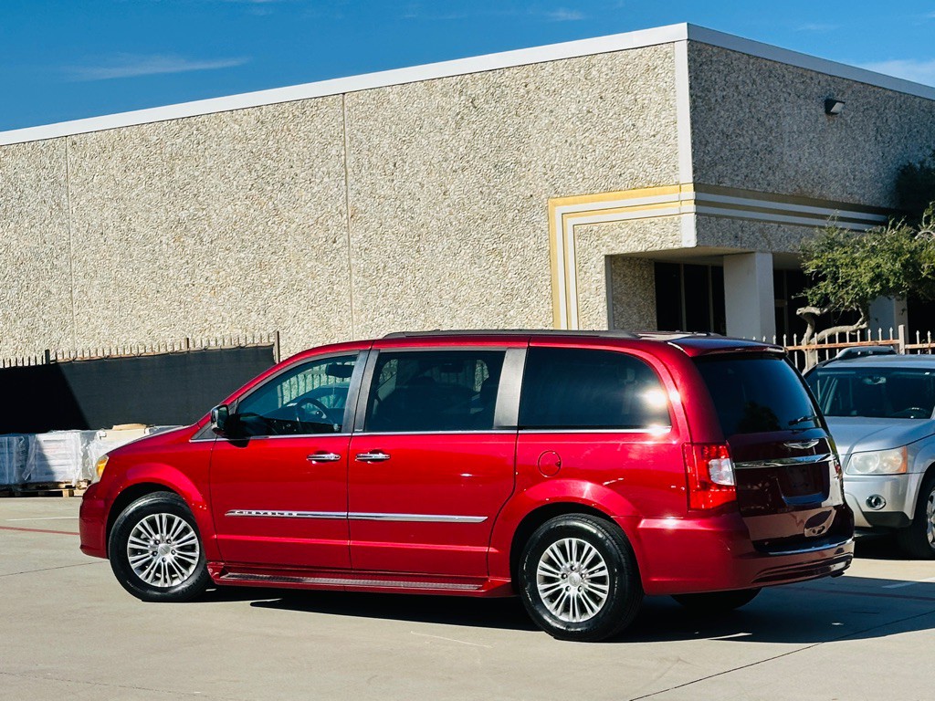 2013 Chrysler Town & Country Image 7