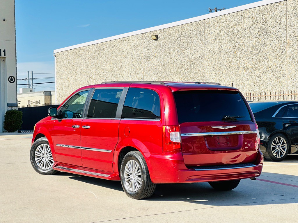 2013 Chrysler Town & Country Image 8