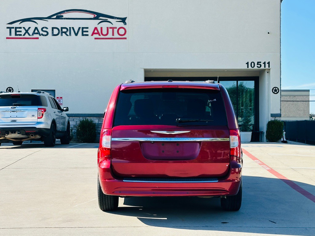 2013 Chrysler Town & Country Image 9