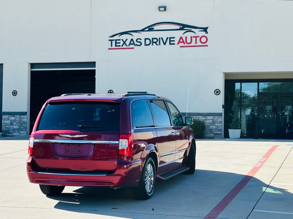 2013 Chrysler Town & Country Image 10