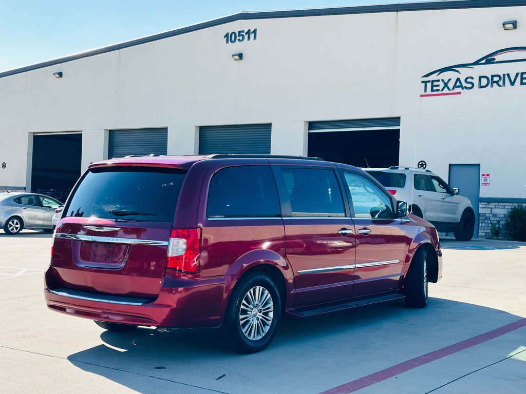 2013 Chrysler Town & Country Image 11