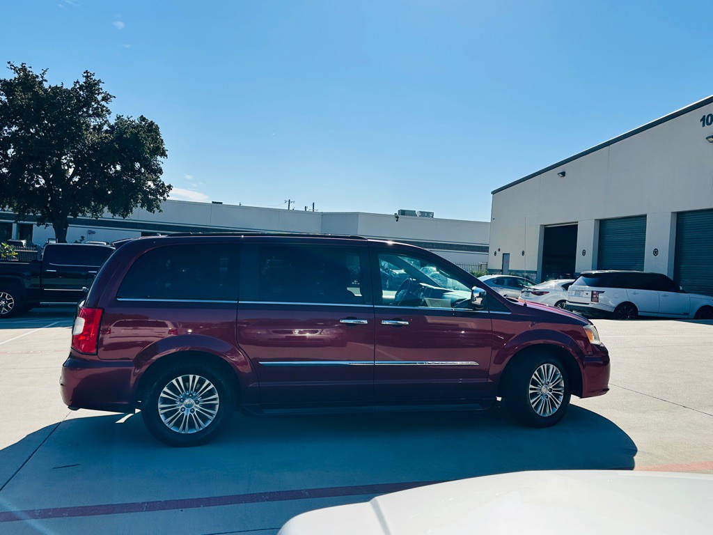 2013 Chrysler Town & Country Image 12