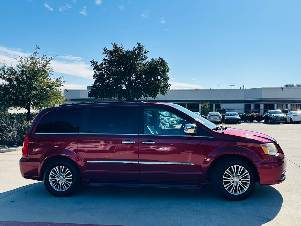 2013 Chrysler Town & Country Image 13