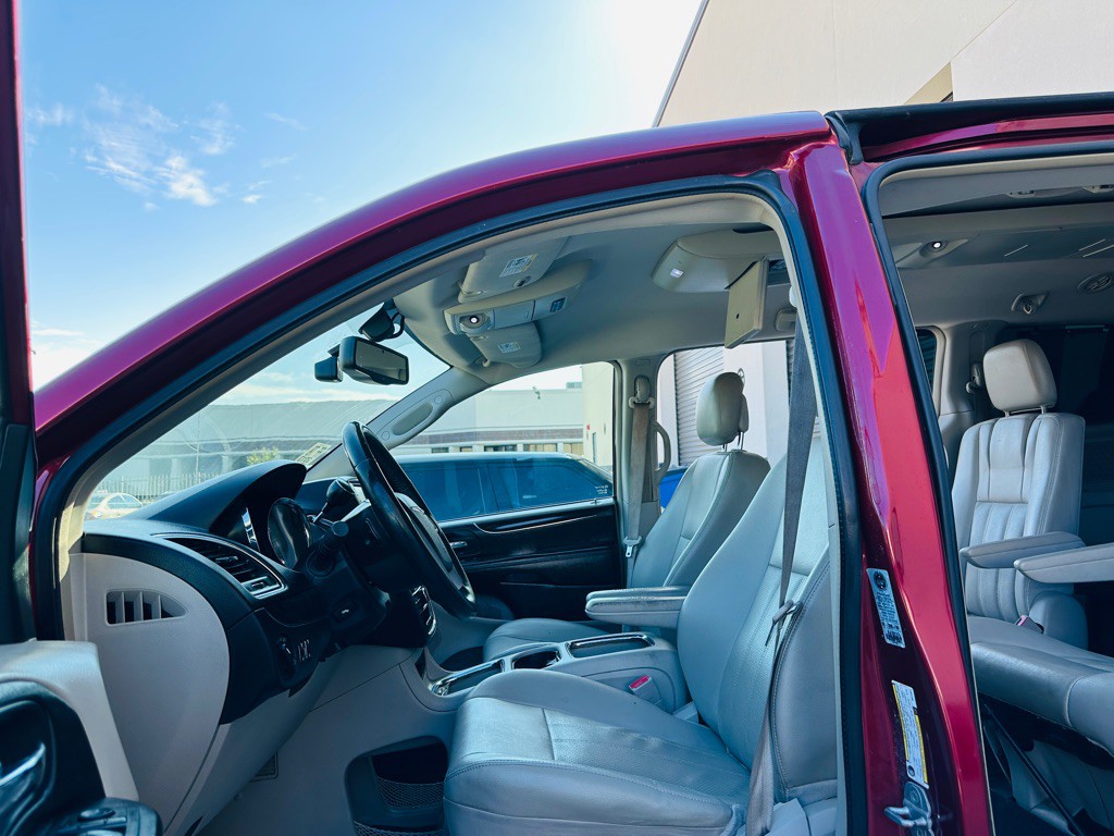 2013 Chrysler Town & Country Image 14