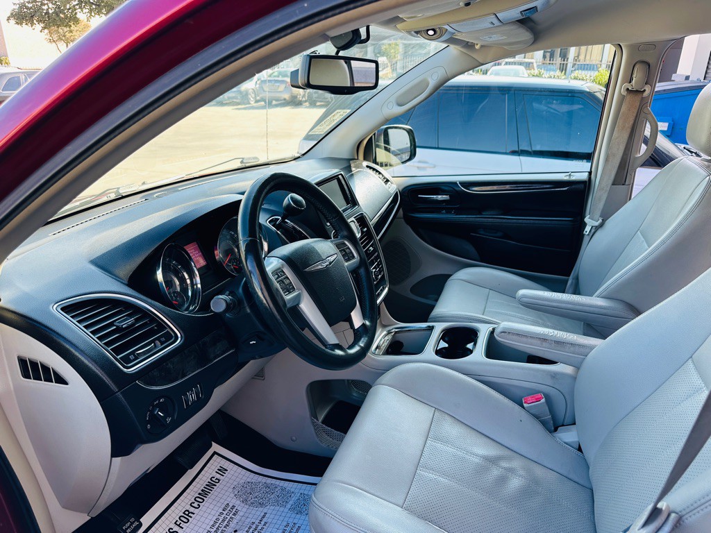 2013 Chrysler Town & Country Image 15