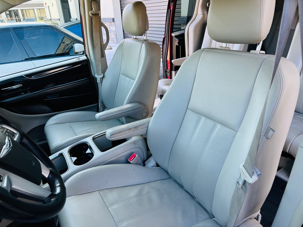 2013 Chrysler Town & Country Image 16