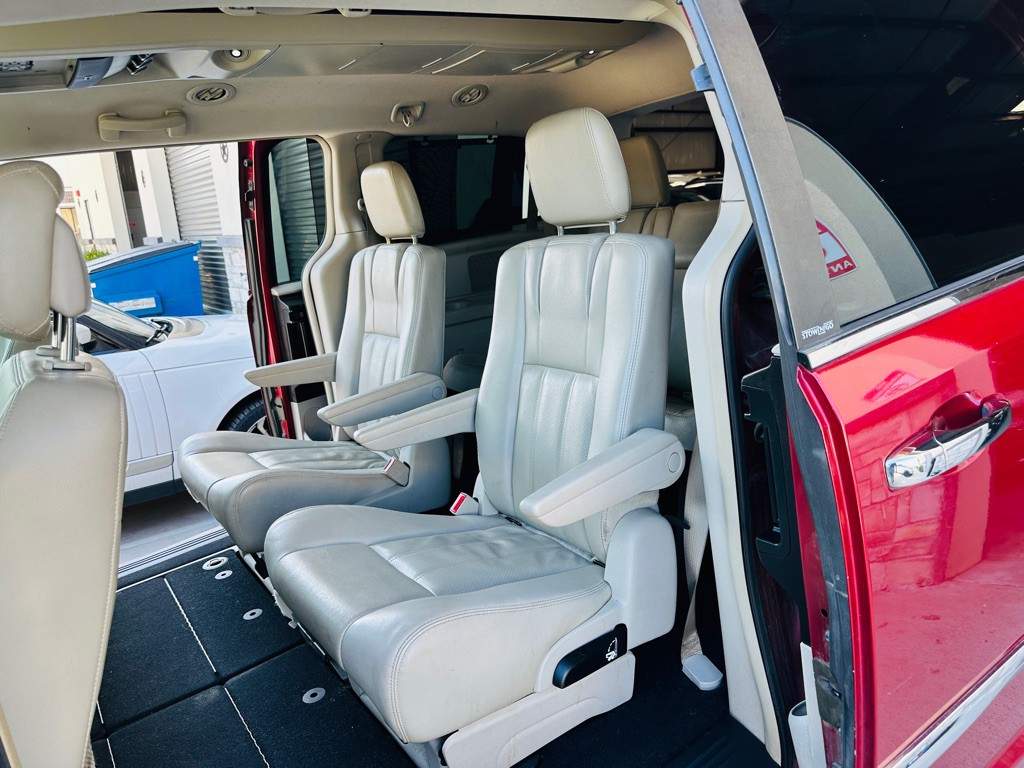 2013 Chrysler Town & Country Image 17