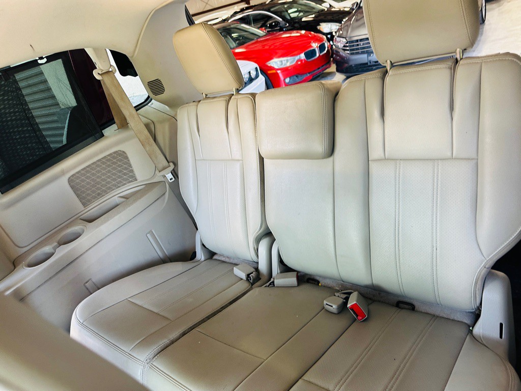 2013 Chrysler Town & Country Image 18