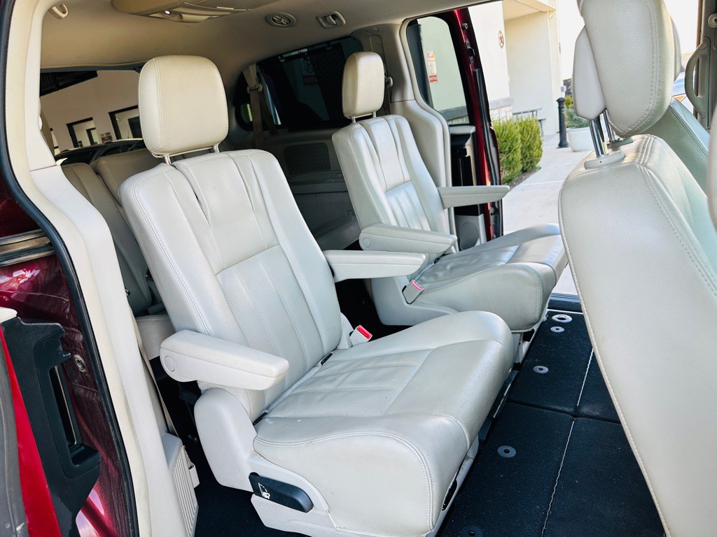 2013 Chrysler Town & Country Image 20