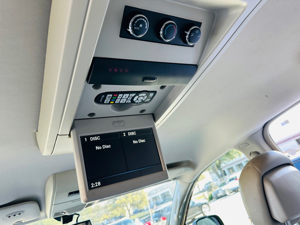 2013 Chrysler Town & Country Image 21