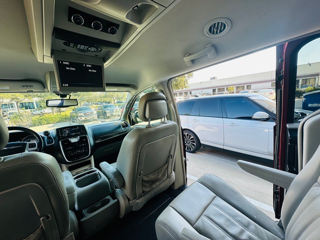 2013 Chrysler Town & Country Image 22