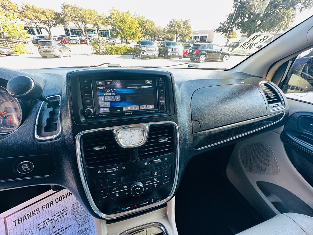 2013 Chrysler Town & Country Image 23