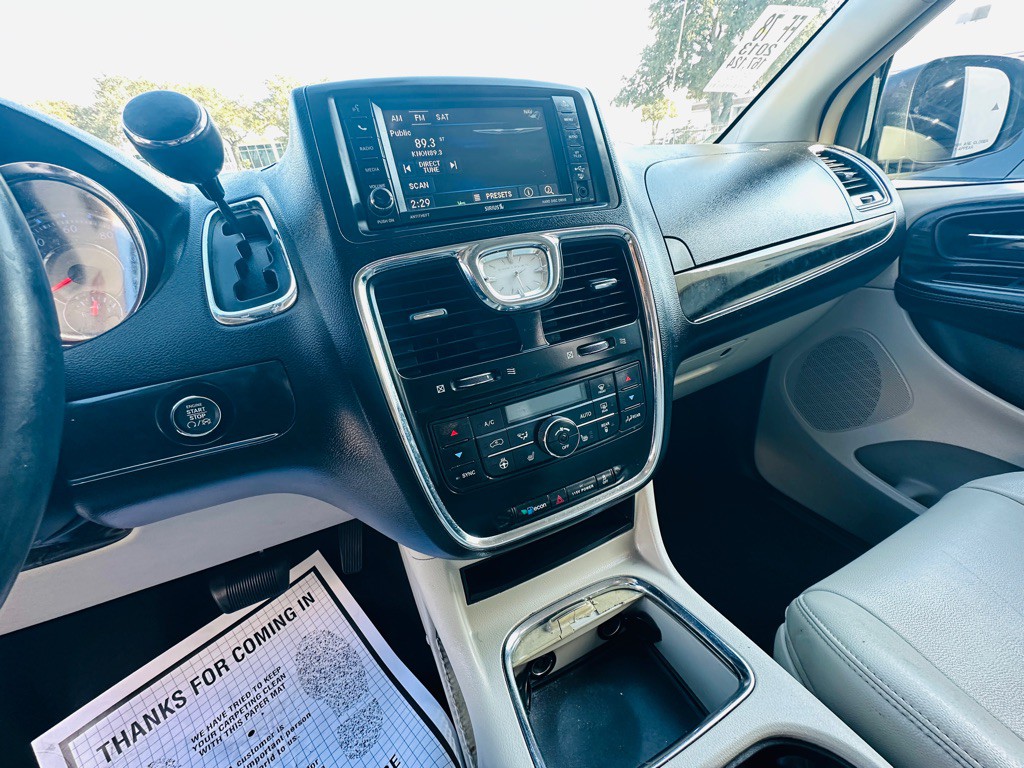 2013 Chrysler Town & Country Image 24