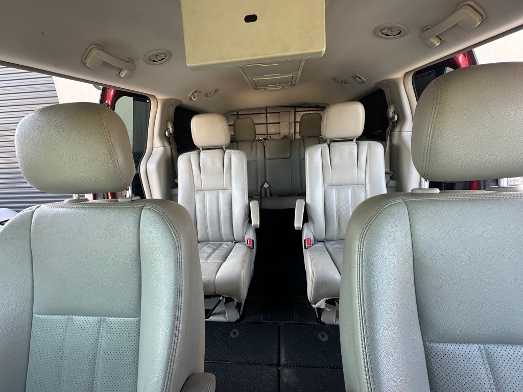 2013 Chrysler Town & Country Image 25