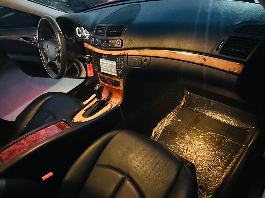 2009 Mercedes-Benz E-Class Image 23