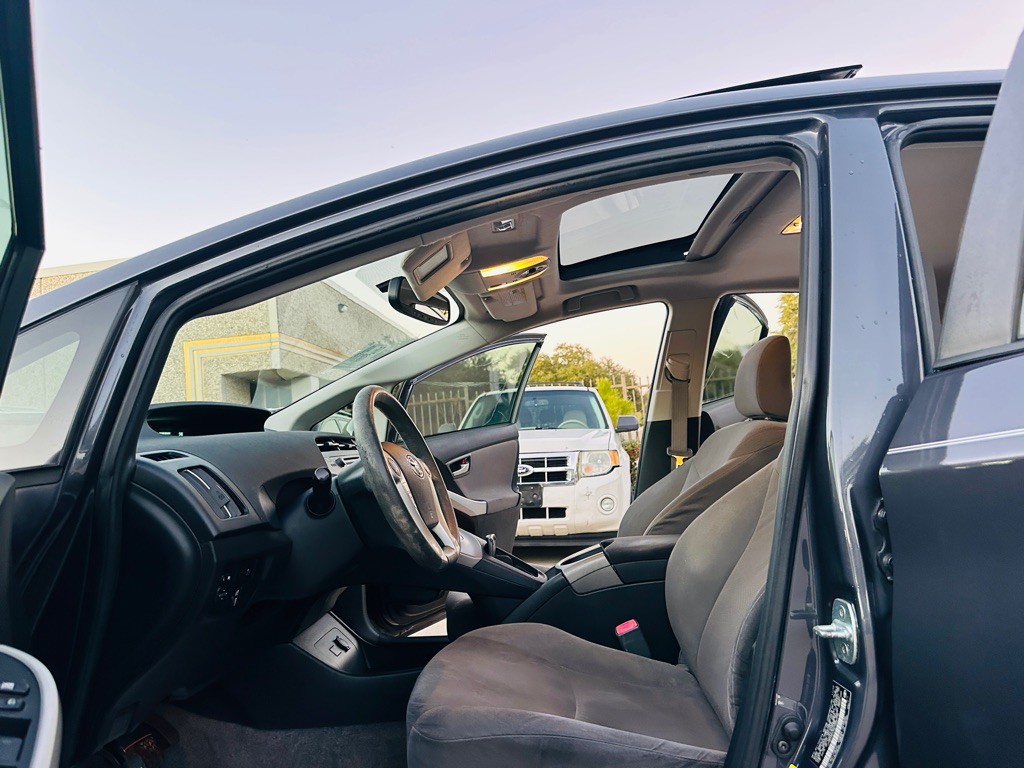 2013 Toyota Prius Image 12