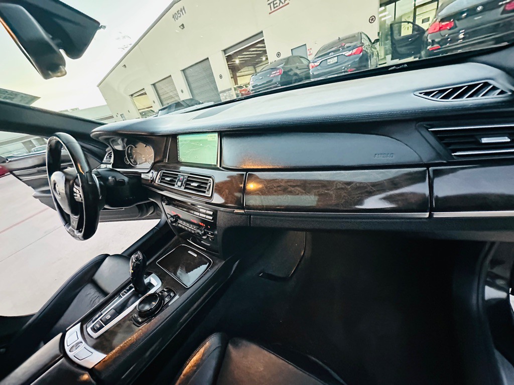 2014 BMW 7 Series Image 26