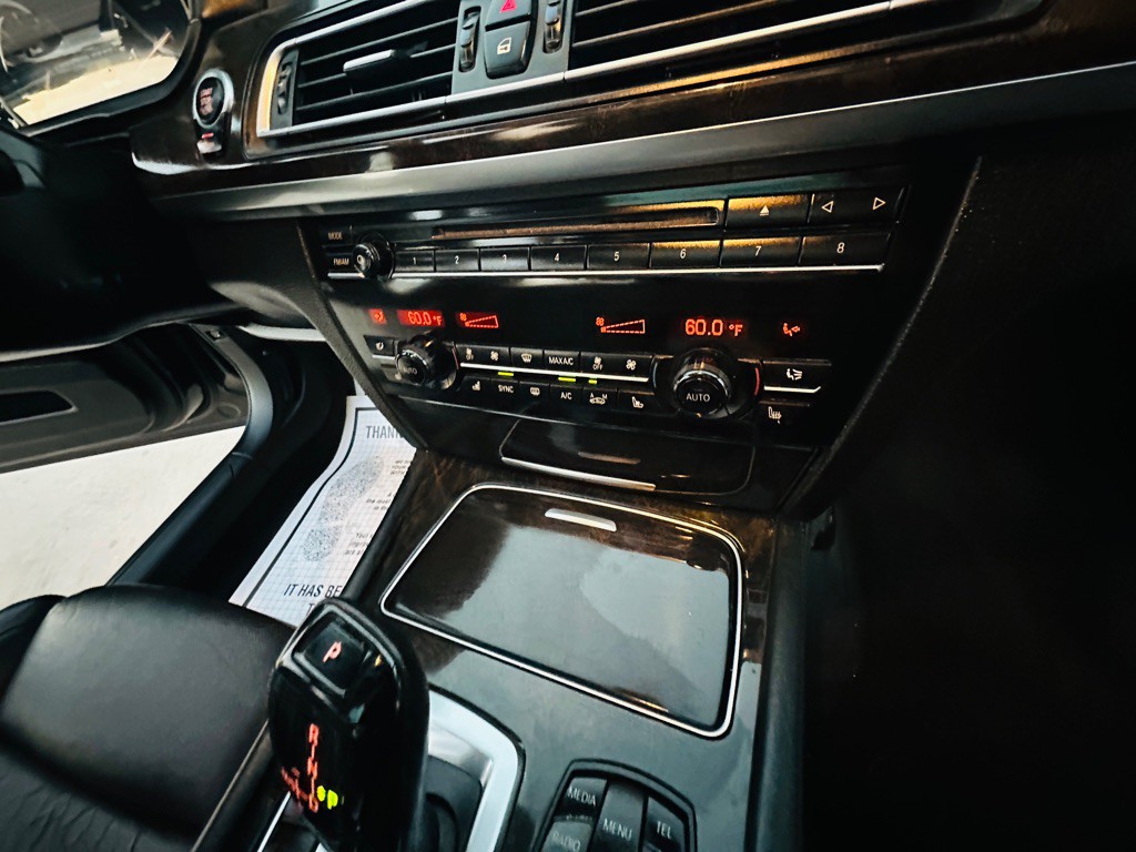 2014 BMW 7 Series Image 28