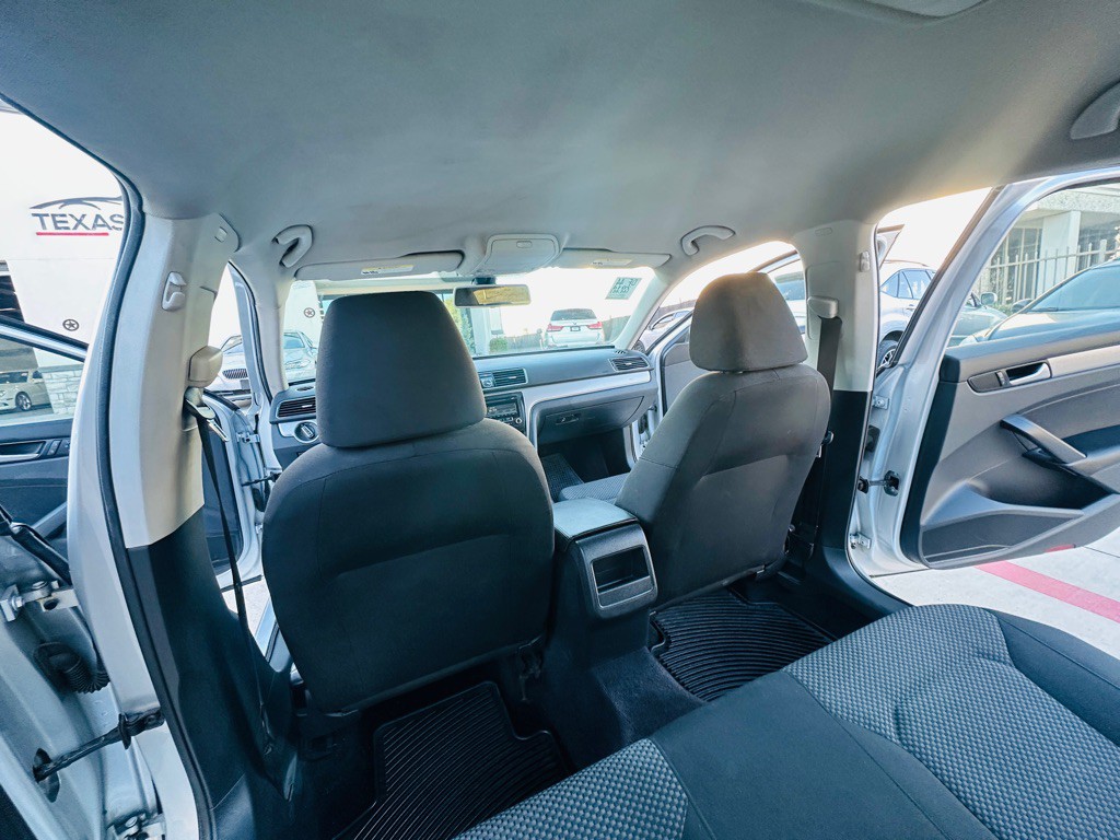 2014 Volkswagen Passat Image 17