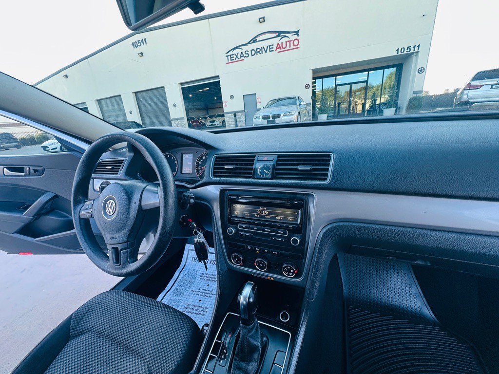 2014 Volkswagen Passat Image 23