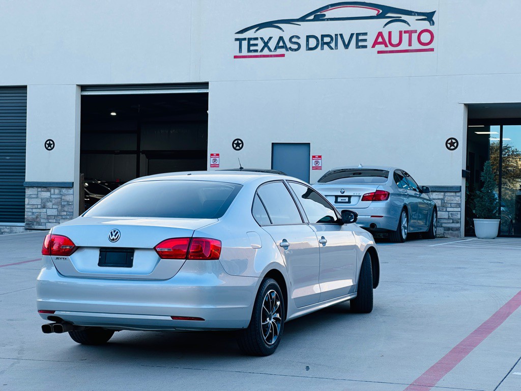 2011 Volkswagen Jetta Image 11