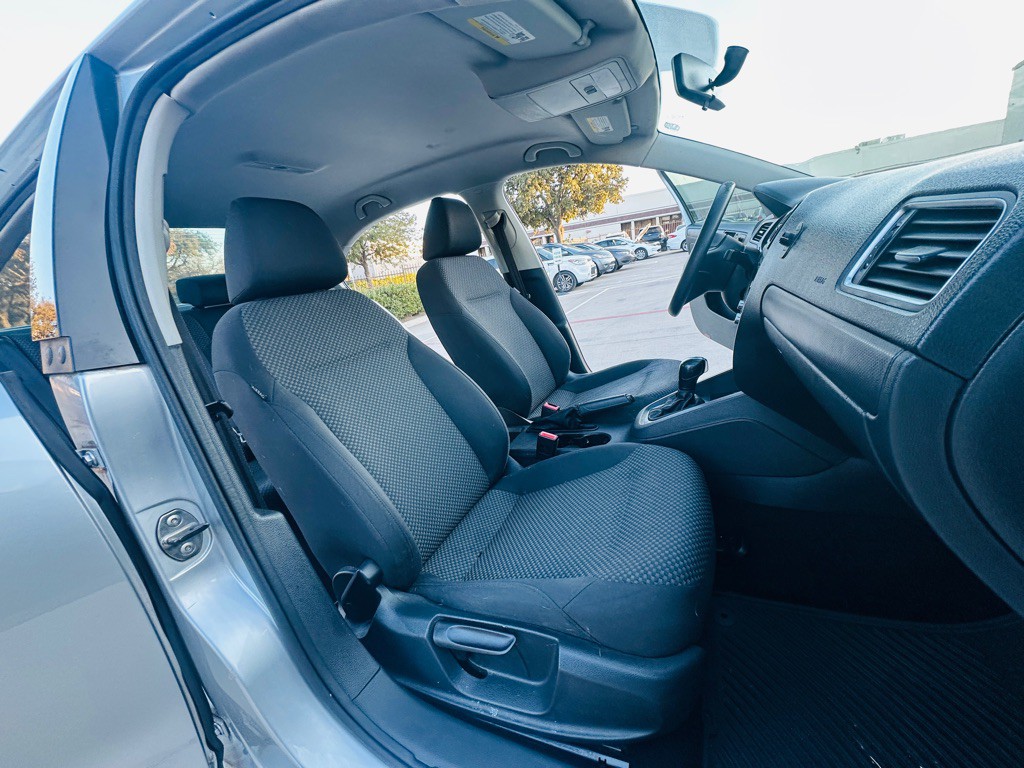 2011 Volkswagen Jetta Image 24