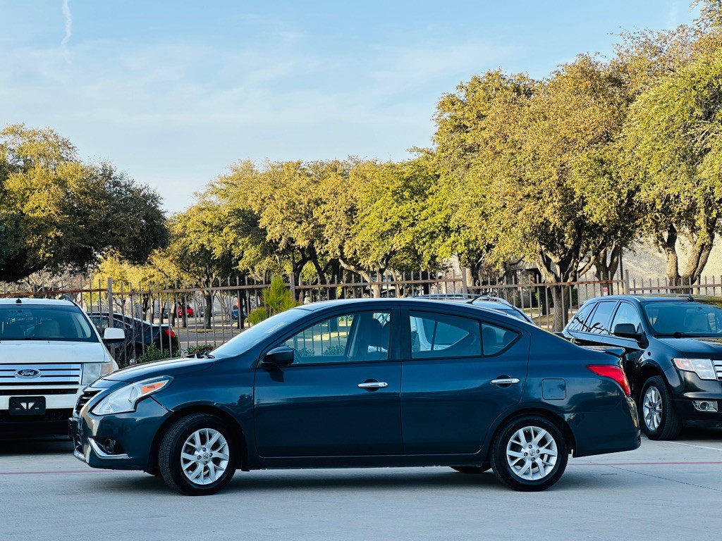 2015 Nissan Versa Image 4