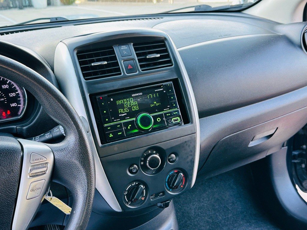 2015 Nissan Versa Image 13