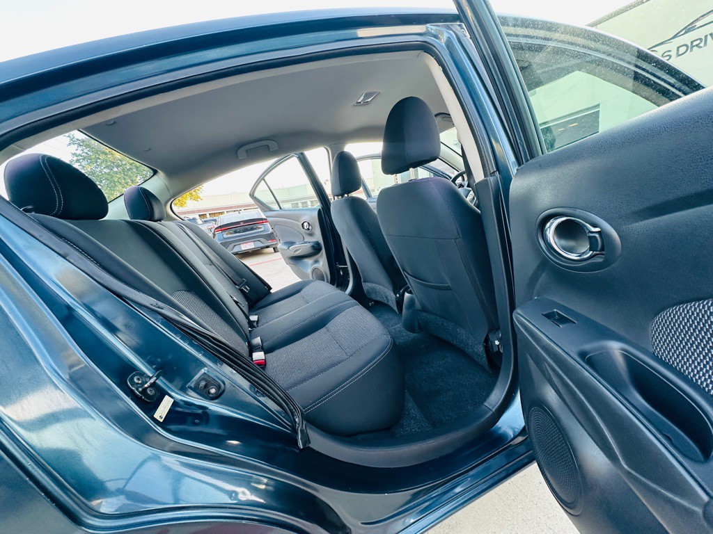 2015 Nissan Versa Image 18