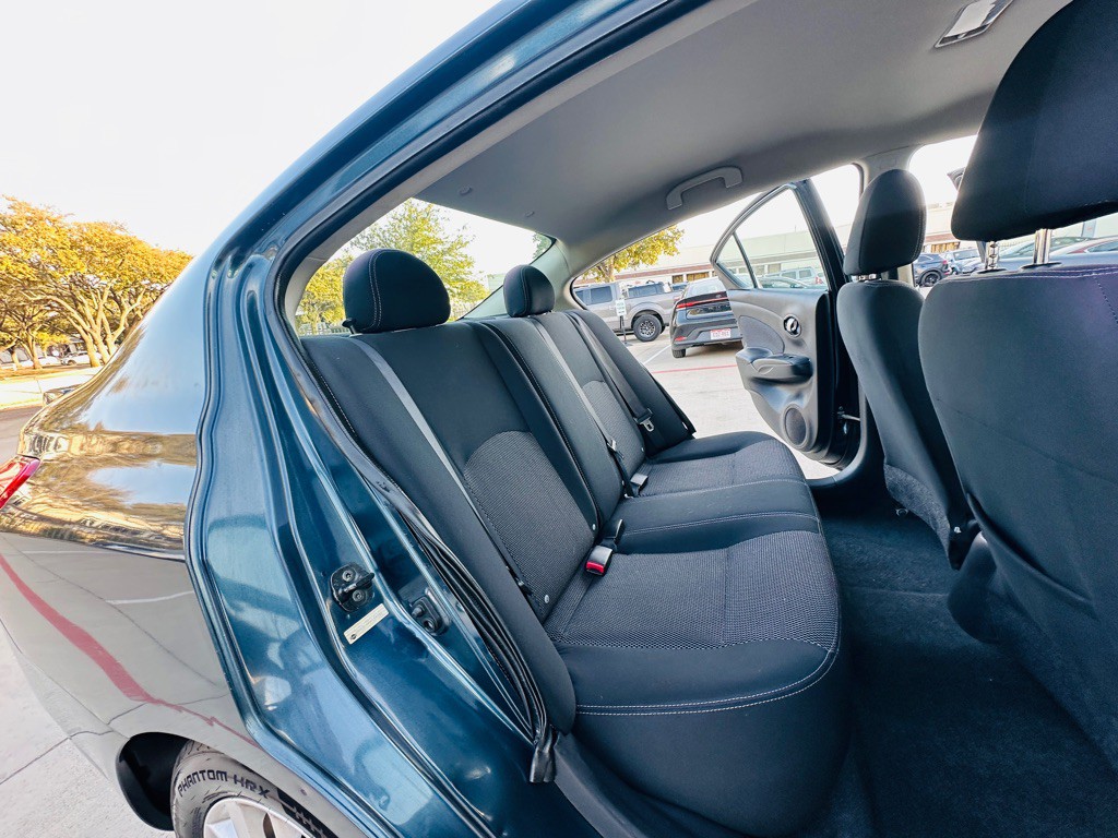 2015 Nissan Versa Image 19