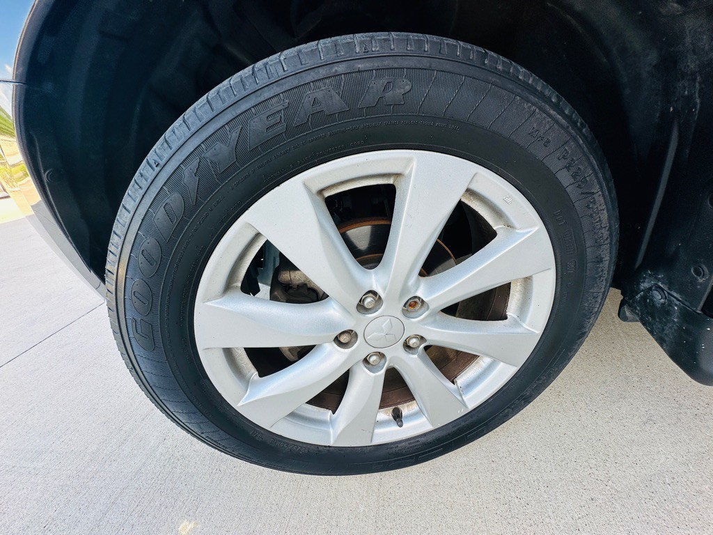 2013 Mitsubishi Outlander Image 23