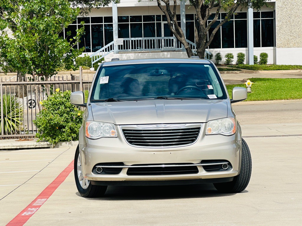 2014 Chrysler Town & Country Image 2