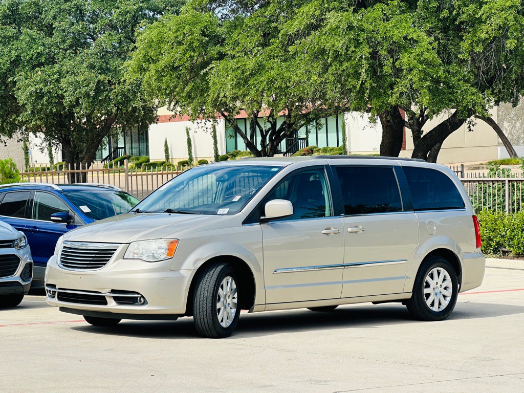 2014 Chrysler Town & Country Image 3