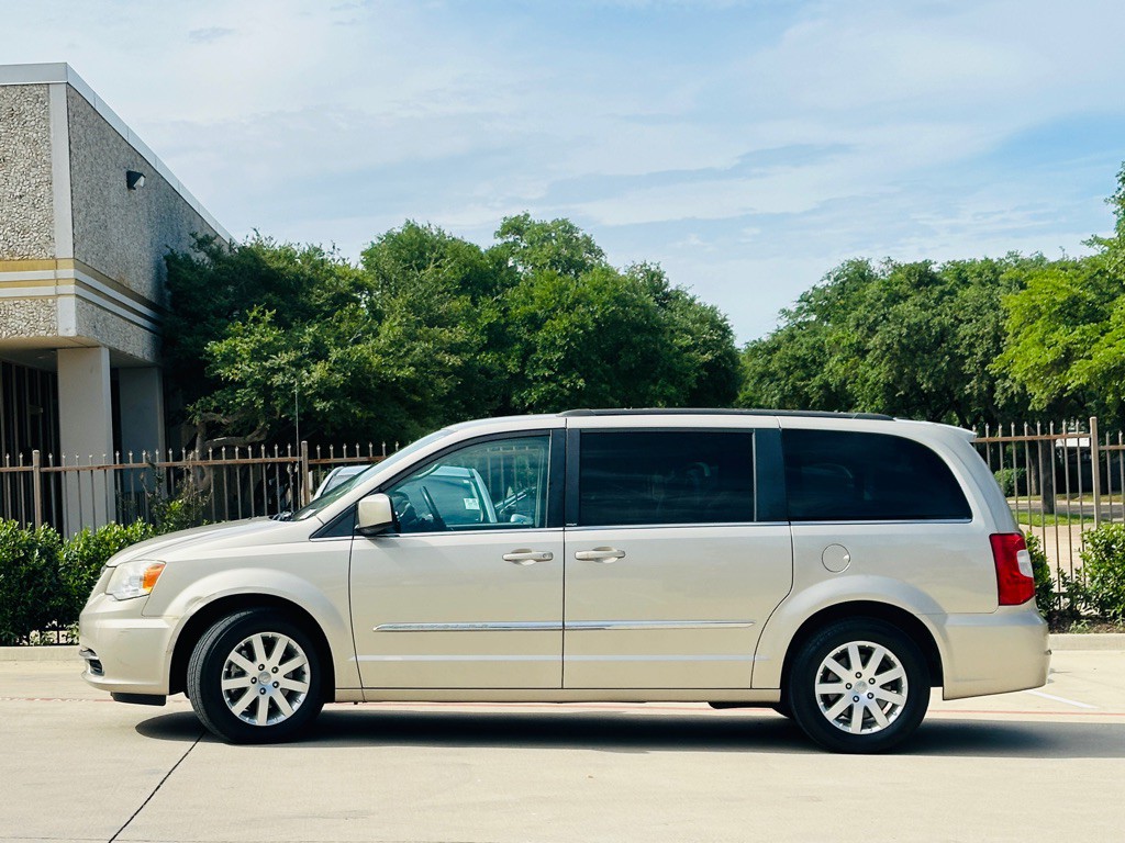 2014 Chrysler Town & Country Image 4