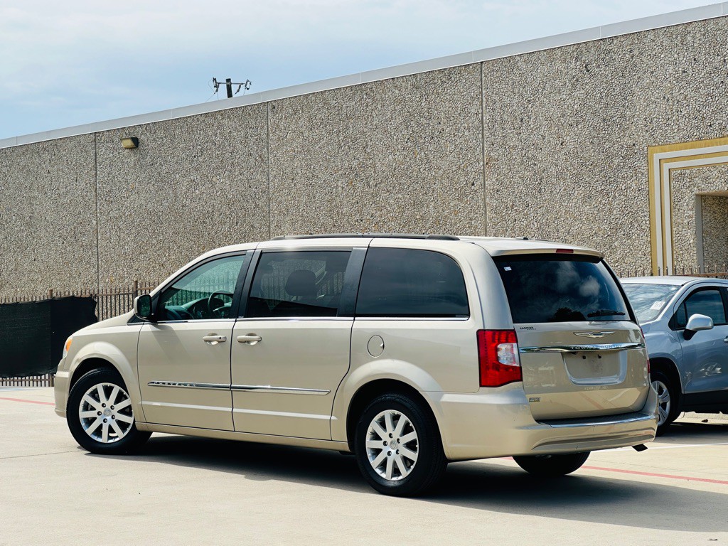 2014 Chrysler Town & Country Image 5