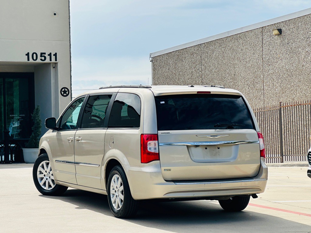 2014 Chrysler Town & Country Image 6