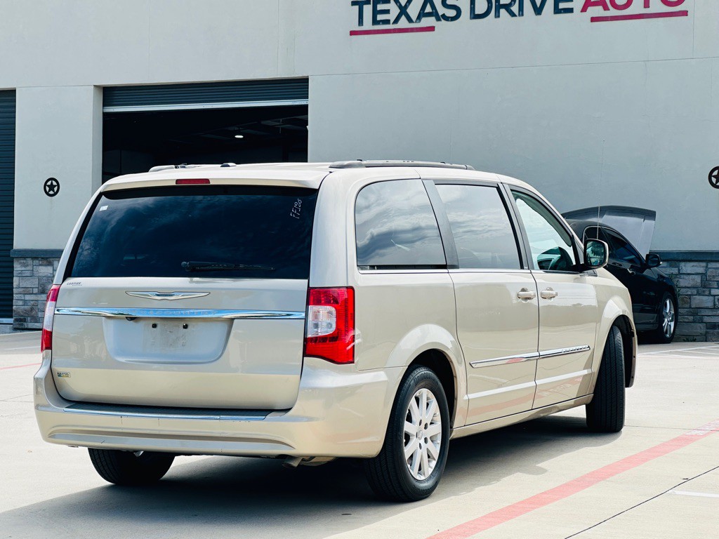 2014 Chrysler Town & Country Image 9