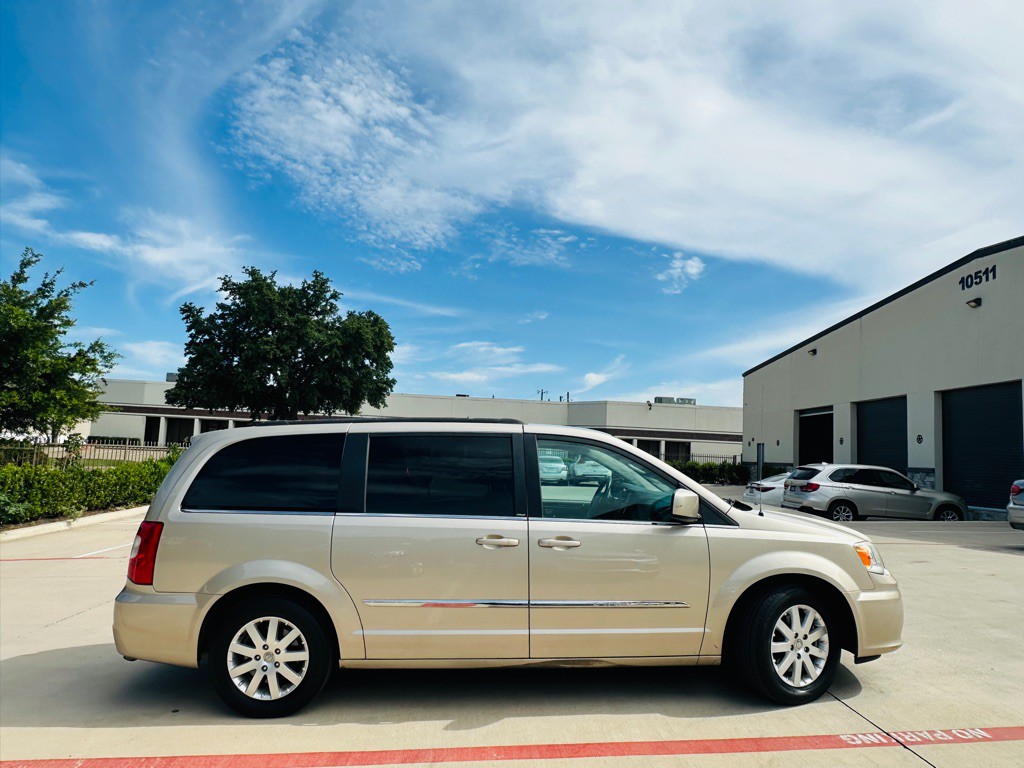 2014 Chrysler Town & Country Image 10