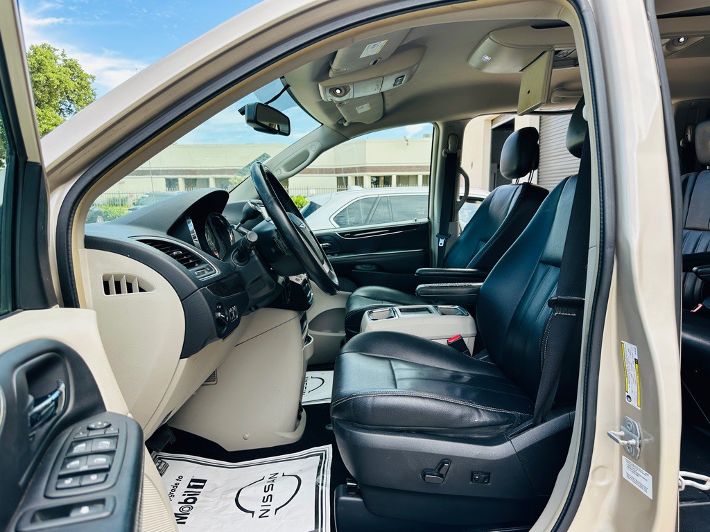 2014 Chrysler Town & Country Image 11