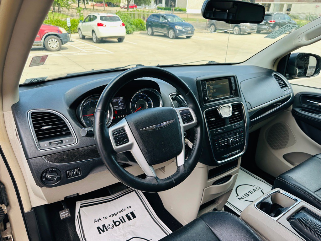 2014 Chrysler Town & Country Image 12