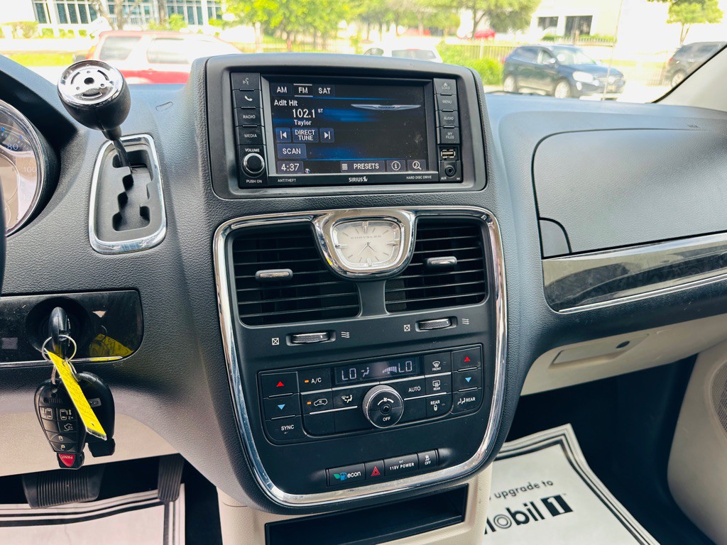 2014 Chrysler Town & Country Image 13