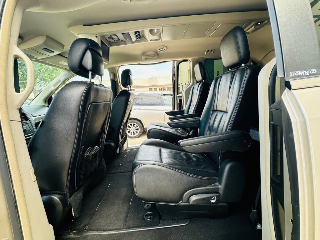 2014 Chrysler Town & Country Image 14