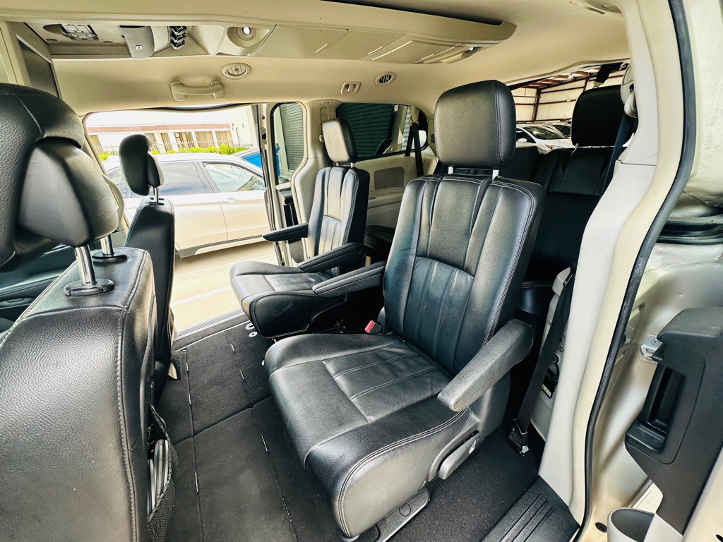 2014 Chrysler Town & Country Image 16