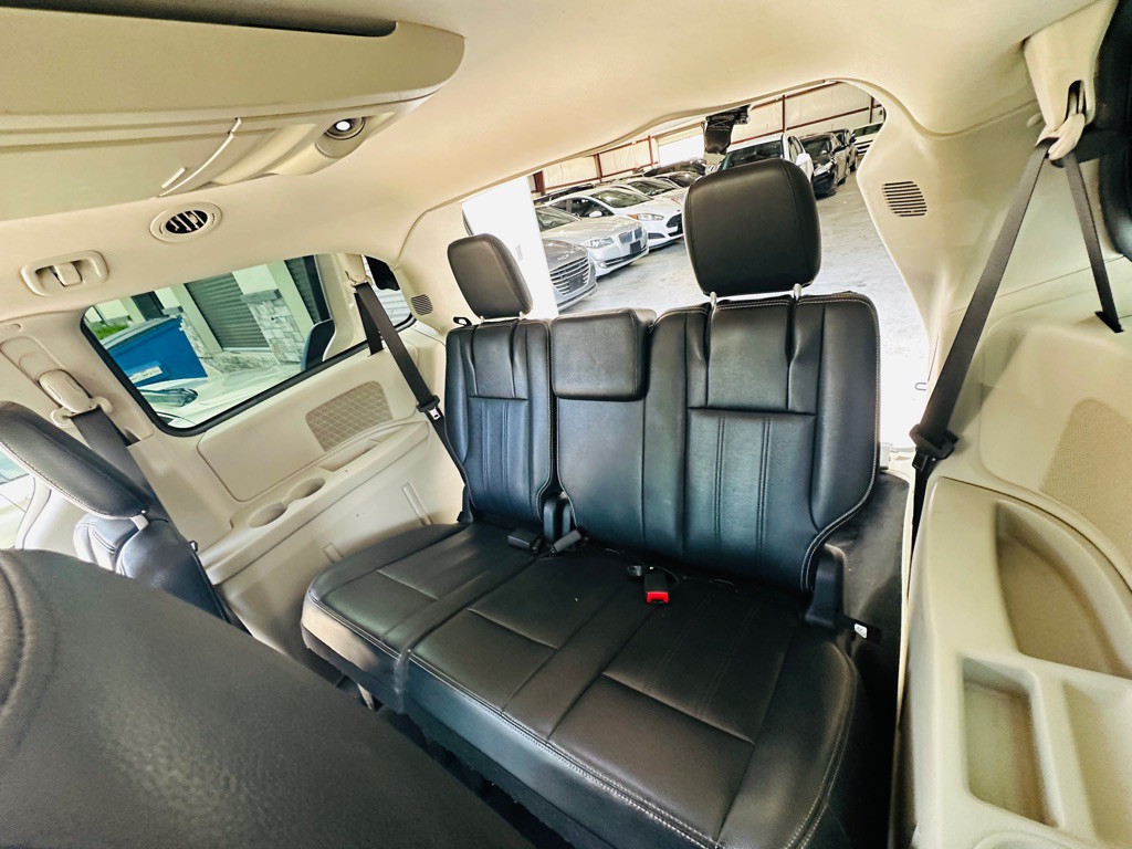 2014 Chrysler Town & Country Image 17