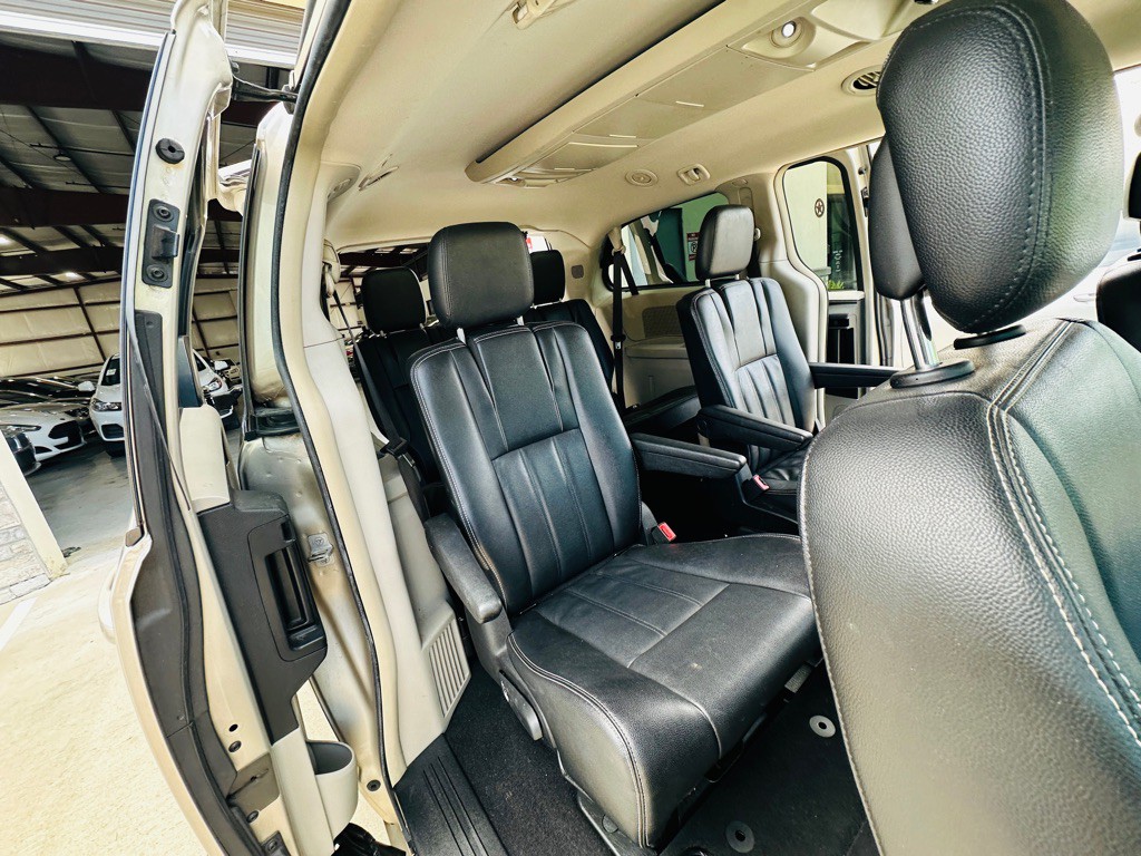 2014 Chrysler Town & Country Image 21